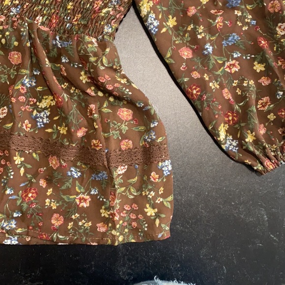 Women’s Sz L floral smocked top - Picture 4 of 5